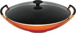 Le Creuset Wok Aus Gusseisen Mit Glasdeckel In Ofenrot