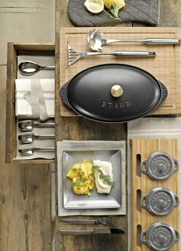 Staub Fischplatte Mit Deckel Aus Gusseisen 2 Staub Fischplatte Mit Deckel Aus Gusseisen – Bild 2