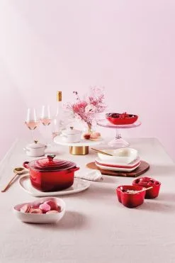 Le Creuset Herzteller In Kirschrot -Geschirr boutique en ligne LC 20221024 DE LS YC HEARTSCOLL2023 014 3