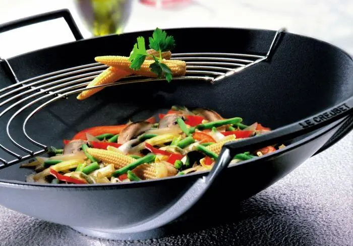 Le Creuset Wok Aus Gusseisen Mit Glasdeckel In Ofenrot 2 Le Creuset Wok Aus Gusseisen Mit Glasdeckel In Ofenrot – Bild 2