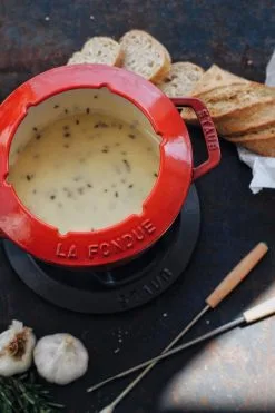 Staub Fondueset Aus Gusseisen In Kirschrot -Geschirr boutique en ligne Staub Fondueset kirschrot Kuemmel Kaesefondue LD2