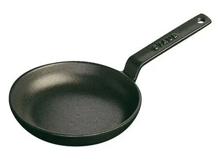 Staub Mini Bratpfanne Aus Gusseisen In Schwarz 1 Staub Mini Bratpfanne Aus Gusseisen In Schwarz