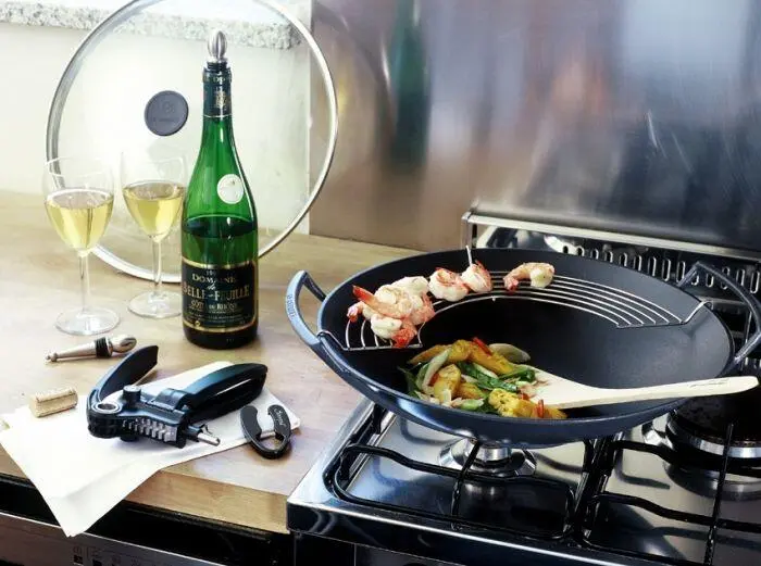 Le Creuset Wok Aus Gusseisen Mit Glasdeckel In Ofenrot 3 Le Creuset Wok Aus Gusseisen Mit Glasdeckel In Ofenrot – Bild 3